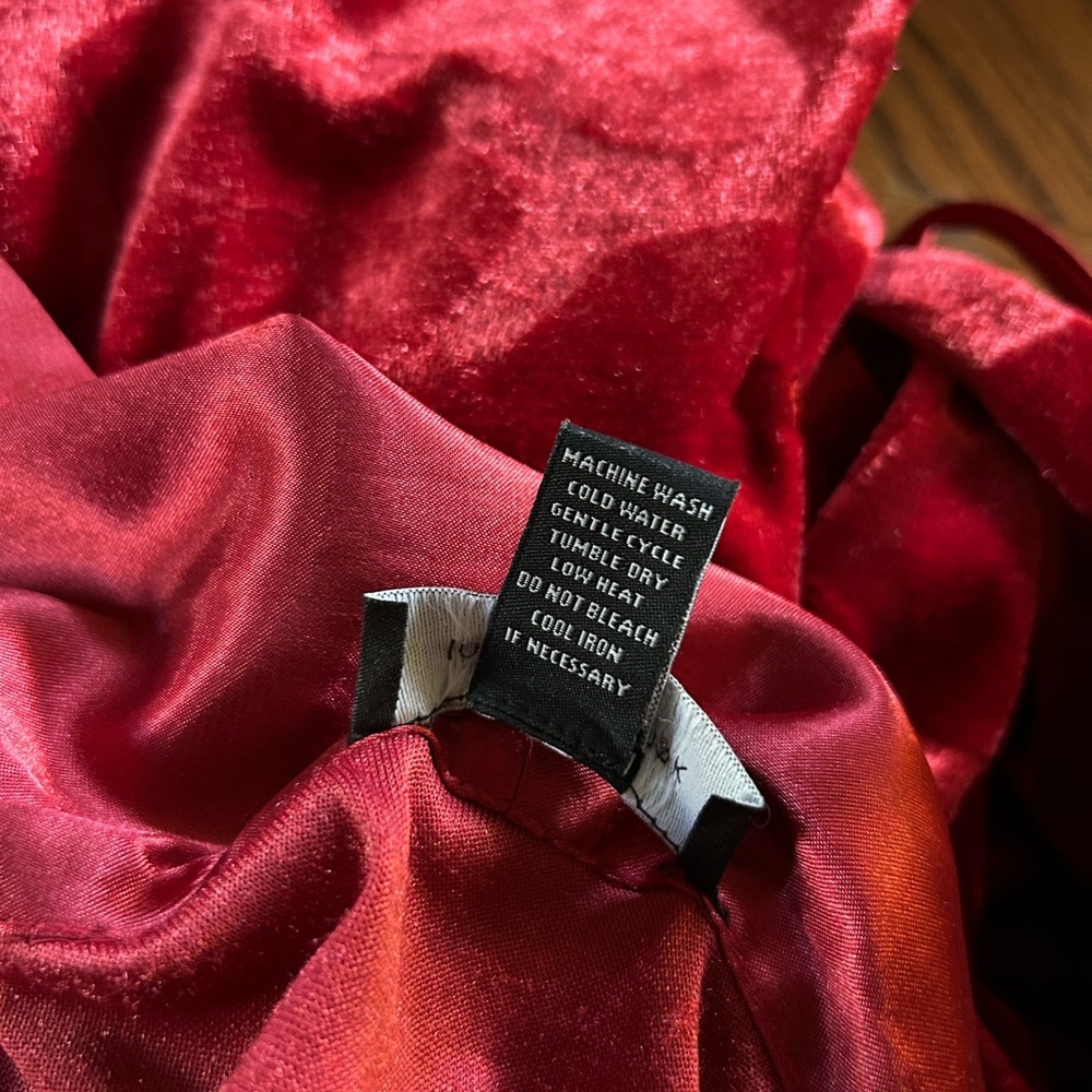 Red Satiny Robe - Picture 12 of 16